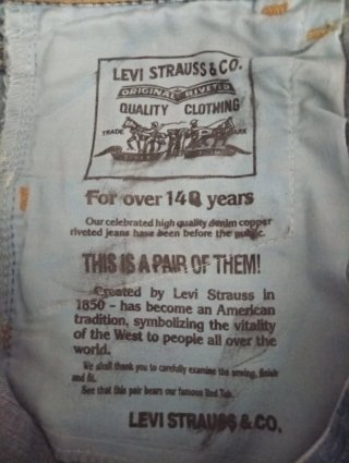 Pantalón Levis acampanado azul