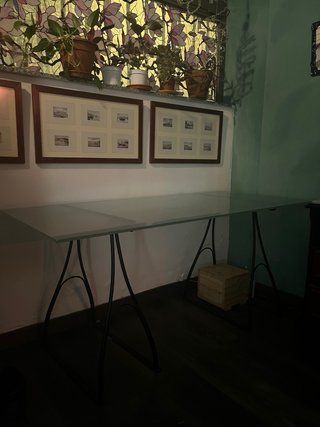 Mesa de cristal con patas de hierro