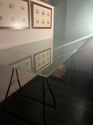 Mesa de cristal con patas de hierro