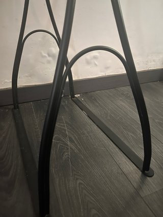 Mesa de cristal con patas de hierro