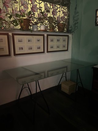 Mesa de cristal con patas de hierro