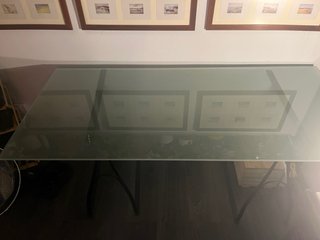 Mesa de cristal con patas de hierro