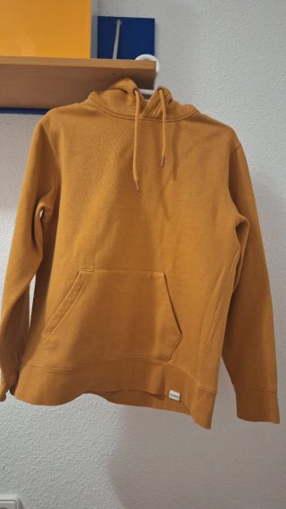 Sudadera con capucha naranja y amarilla
