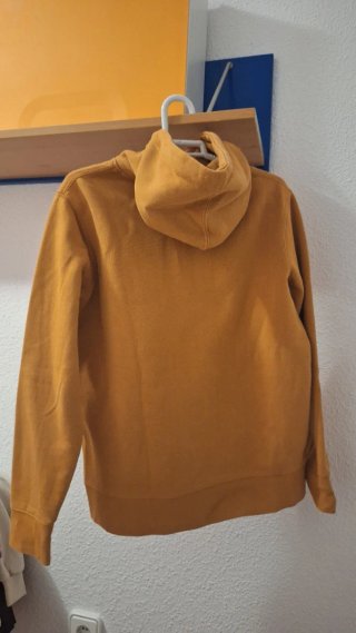 Sudadera con capucha naranja y amarilla
