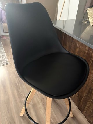 Taburetes de cocina negros y madera