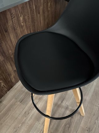 Taburetes de cocina negros y madera