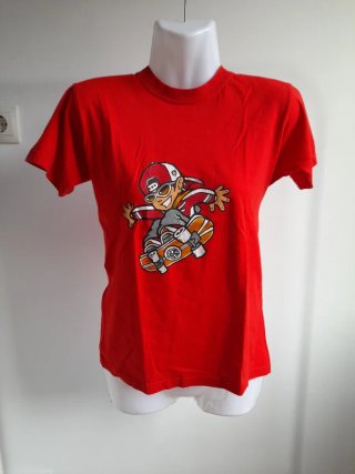 Camiseta roja con dibujo de patinador