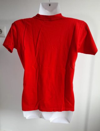 Camiseta roja con dibujo de patinador