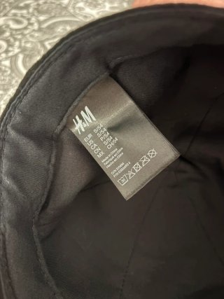 Gorra H&M aterciopelada negra visera corta