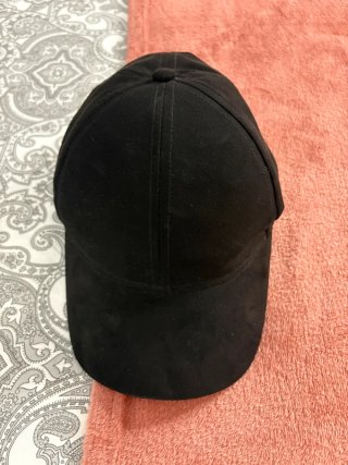 Gorra H&M aterciopelada negra visera corta