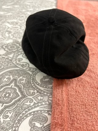 Gorra H&M aterciopelada negra visera corta