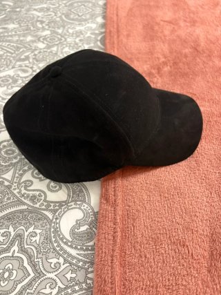 Gorra H&M aterciopelada negra visera corta