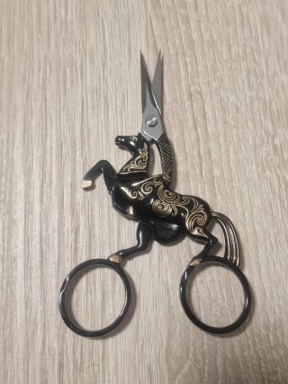 Tijeras de punto de cruz con diseño de caballo