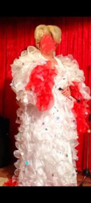 Capa de espectáculo travesti rosa y blanca