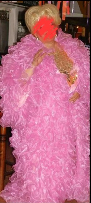Capa de espectáculo travesti rosa y blanca