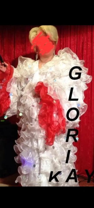 Capa de espectáculo travesti rosa y blanca