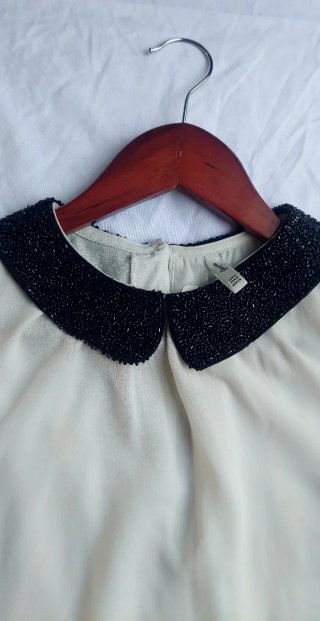 Blusa Beige con Cuello Negro