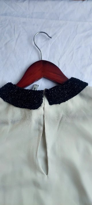 Blusa Beige con Cuello Negro