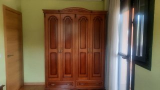 Dormitorio matrimonio con mesita cama 105×190