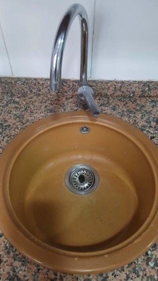 Pila de cerámica con grifo de metal