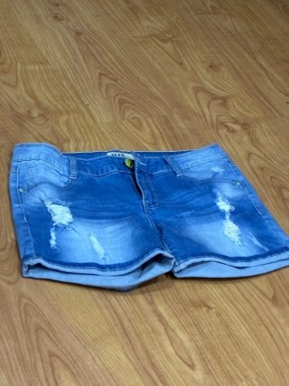 Pantalón corto tejano desgastado