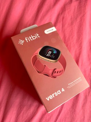 Fitbit Versa 4 Rosa + Correa metálica de regalo -