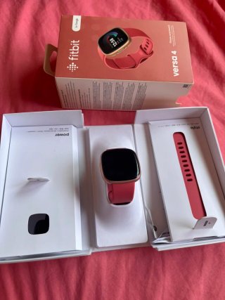 Fitbit Versa 4 Rosa + Correa metálica de regalo -
