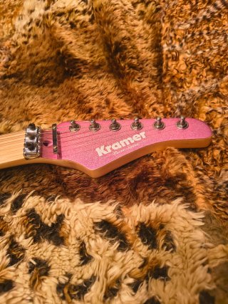 Guitarra Kramer Pacer Rosa Metálico