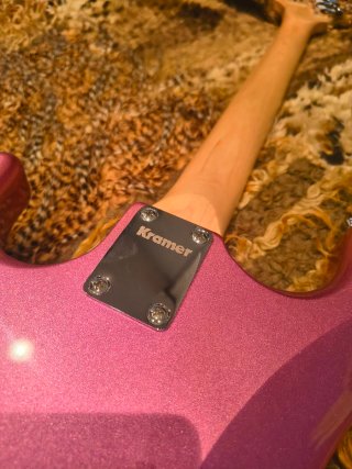 Guitarra Kramer Pacer Rosa Metálico
