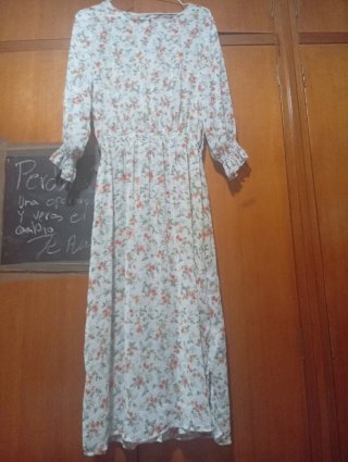 vestido estilo romántico. Lefties L