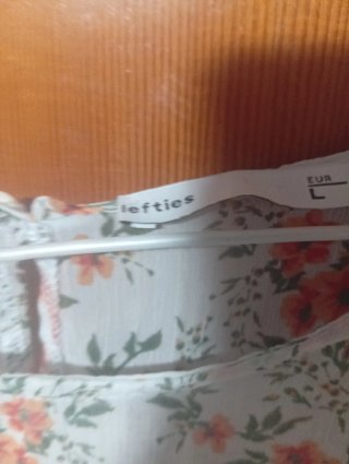 vestido estilo romántico. Lefties L