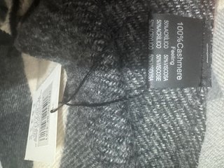 Cachecol xadrez bege e preto