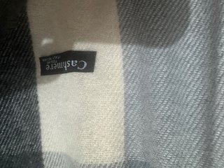 Cachecol xadrez bege e preto