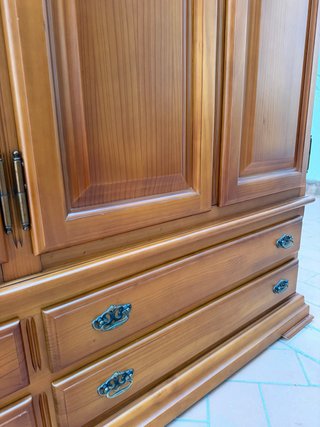 Armario de madera maciza