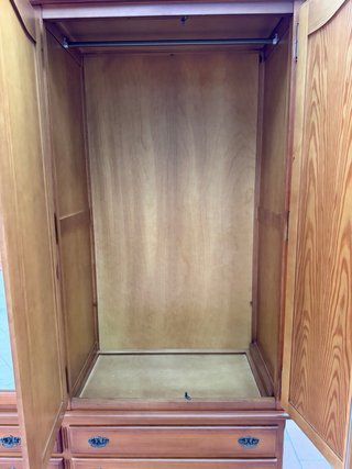 Armario de madera maciza