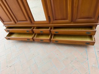 Armario de madera maciza