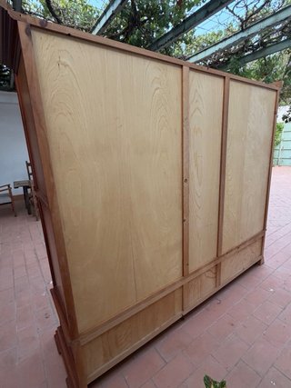 Armario de madera maciza