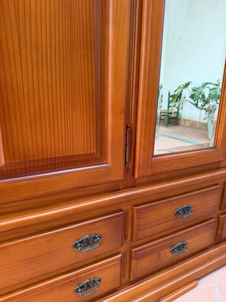 Armario de madera maciza