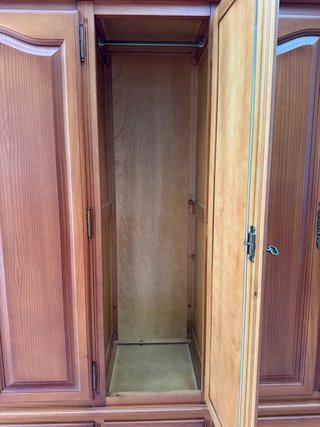 Armario de madera maciza
