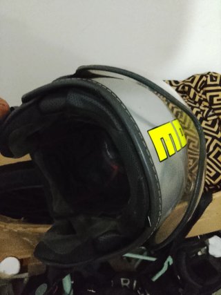 Casco Momo Grigio Argento Scritte Verde Fluo