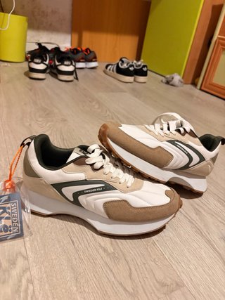 Zapatillas deportivas beige y blancas