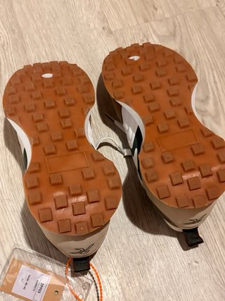 Zapatillas deportivas beige y blancas