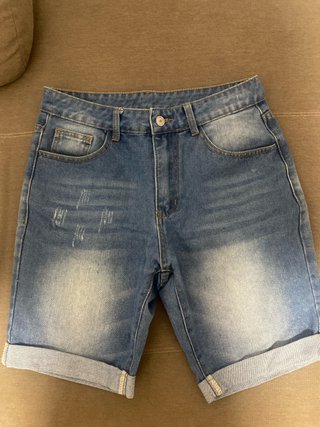 Pantalón vaquero corto.