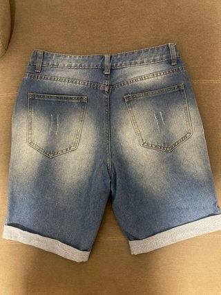 Pantalón vaquero corto.