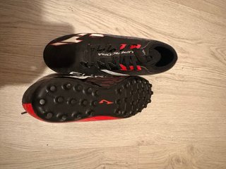 Zapatillas de fútbol negras y rojas