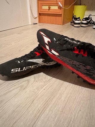Zapatillas de fútbol negras y rojas