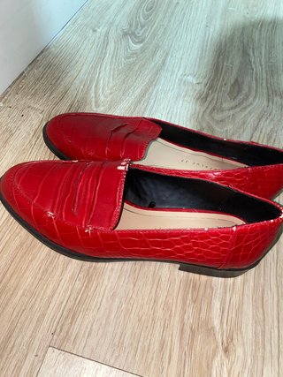 Zapatillas rojas efecto piel cocodrilo