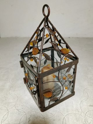 Farol de forja con vela dorada