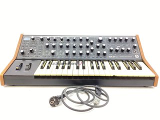 sintetizador moog sub 37 tribute