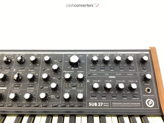 sintetizador moog sub 37 tribute